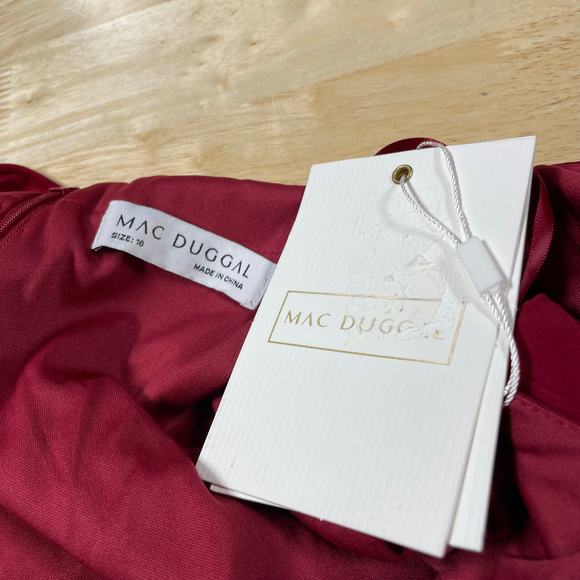 Mac Duggal NWT Fabulouss V-neck Pleated Twisted Waist Gown Cape Sleeve Size 16W - Picture 4 of 9